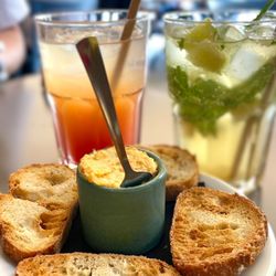 Le Bateau Ivre - Mojito and virgin fruit cocktail were both very good. Complimentary bread and spread were totally amazing (06/2024)