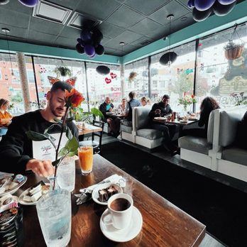 Honeybear Cafe - Inside - Breakfast & Brunch Near Me - Chicago, Illinois