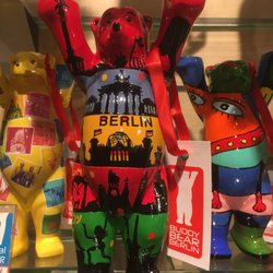 Berlin Souvenir Shop - Hier gibt es zum Beispiel die typischen Buddy Bären, die überall in Berlin herumstehen.