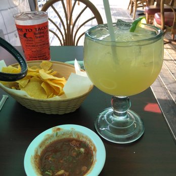 Tacomania - Margarita and chips and salsa - Tacos Near Me - Merlin, Oregon
