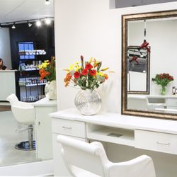 Javiv Uptown Hair4ce - Big is not always better, and this view from our color bar shows the intimacy of JaViv.