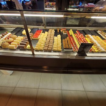 Kuğu Pastanesi - Interior -- Pastry Case - Bakeries Near Me - Istanbul, 34