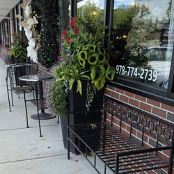 Darya's Cafe - Bistro tables on sidewalk in front
