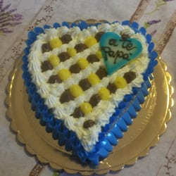 Dolciaria Dorit - Torta per la festa del papà: pan di Spagna farcito con crema pasticcera e gocce di cioccolato.