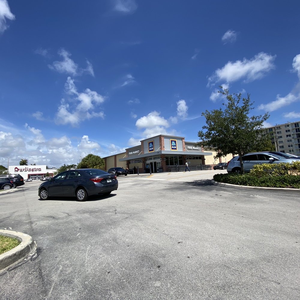 Lots of parking and convenience Lots of parking and convenience
