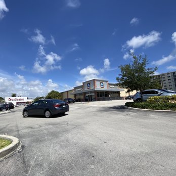ALDI - Lots of parking and convenience - Grocery Near Me - Miami, Florida