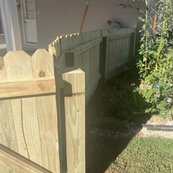Straight Line Fence Solutions - Curved privacy - Fences & Gates Near Me