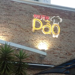 Mister Pão - Em frente da padaria.