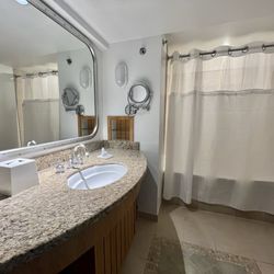Lake Lawn Resort - Bathroom