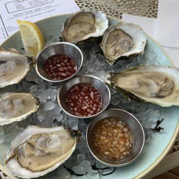 The Parched Pig - First round of "Monday buck a chuck" oysters - Wine Bars Near Me - Palm Beach Gardens, Florida The Parched Pig - First round of "Monday buck a chuck" oysters - Wine Bars Near Me - Palm Beach Gardens, Florida