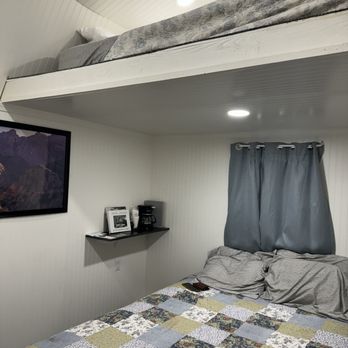 Genas Sierra Inn and Restaurant - The room inside the cabin - American Near Me - Dunlap, California