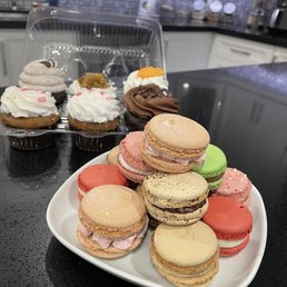 Vegan cupcakes & Macarons (not vegan) Vegan cupcakes & Macarons (not vegan)