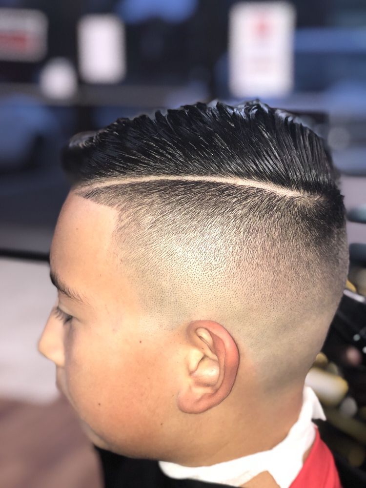 Fama Beauty Salon & Barber Shop Logo