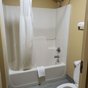Quality Inn - Giant bathroom! Has exhaust fan too! - Hotels Near Me - White House, Tennessee