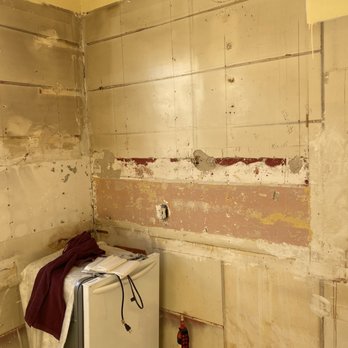 Argueta Construction - My 93 year old plaster walls full of cracks prior to repairs - General Contractors Near Me Argueta Construction - My 93 year old plaster walls full of cracks prior to repairs - General Contractors Near Me