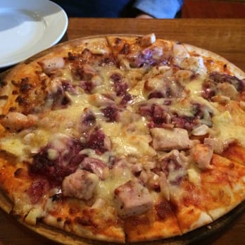 The Albany Pub - Chicken & Cranberry pizza - Pubs Near Me - Auckland, AUK