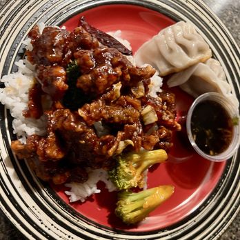 Wok Chi - Tangerine Beef & Pan-fried Pork Dumplings plated from takeout. - Chinese Near Me - Atlanta, Georgia
