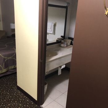 Super 8 by Wyndham Ashland - Bathroom - Hotels Near Me - Ashland, Ohio