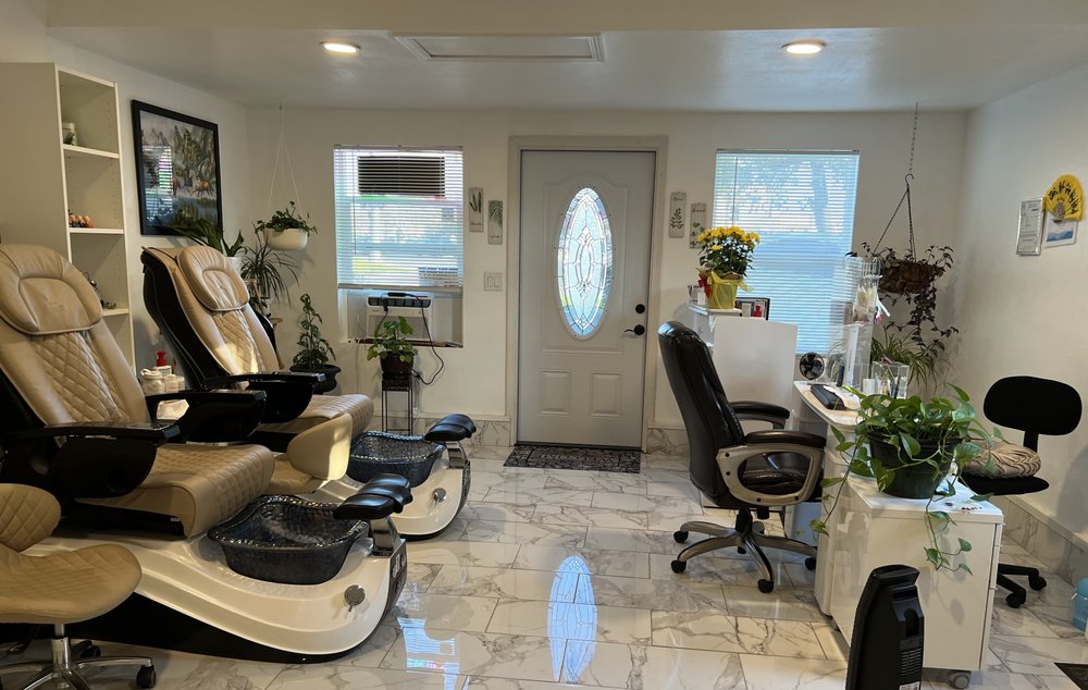 E Nails & Spa Logo