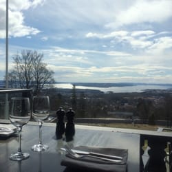 Holmenkollen Restaurant - Mange bord ved vinduet!!