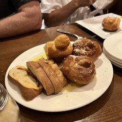 Enzo's Ristorante & Pizza - Cheesy garlic bread and garlic knots, free with the meal