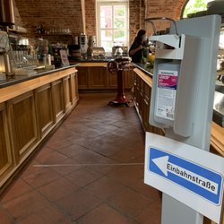 Restaurant Wasserschloss Mellenthin - Coronabedingt ist das Buffet nur als Einbahnstraße zu begehen, was sehr gut funktioniert