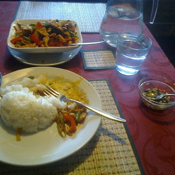 Thai Aroy - Perinteinen curryporsas. Tulisena (pikkuastian öljychilisekoite räjäyttää kitalaen irti) tietenkin. - Thai Near Me - Helsinki, 18 Thai Aroy - Perinteinen curryporsas. Tulisena (pikkuastian öljychilisekoite räjäyttää kitalaen irti) tietenkin. - Thai Near Me - Helsinki, 18