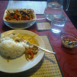 Thai Aroy - Perinteinen curryporsas. Tulisena (pikkuastian öljychilisekoite räjäyttää kitalaen irti) tietenkin.