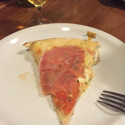 Pizza Jullia {mussarela de búfala, tomate e presunto cru}: apesar de super saborosa, faltou um pouco mais de presunto cru.