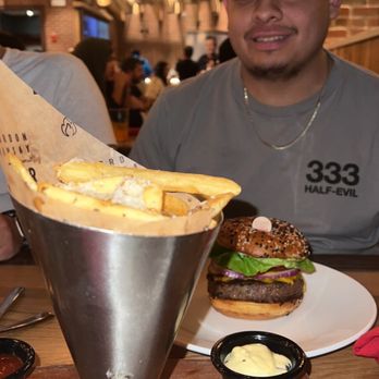 Gordon Ramsay Burger - Salad Near Me - Chicago, Illinois
