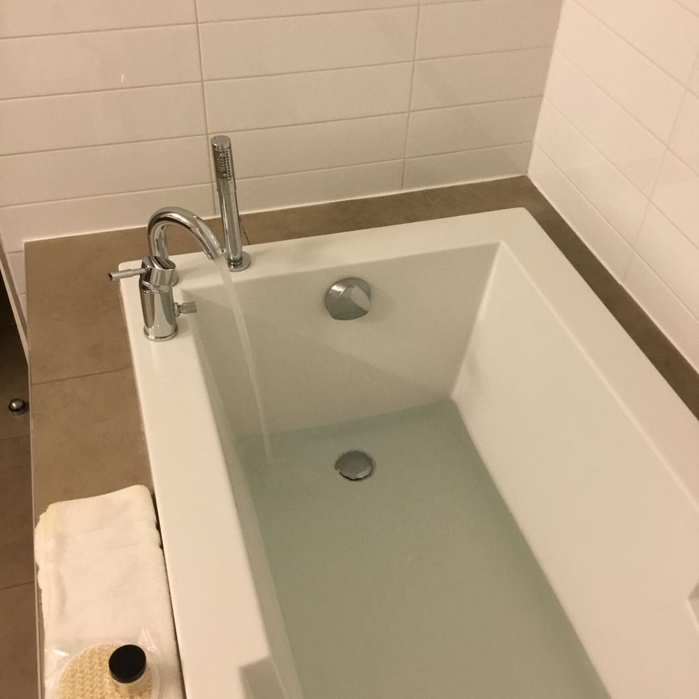 Warwick Le Crystal - Prepare to take a bath in an hour at this fill rate. - Hotels Near Me - Montreal, Quebec Warwick Le Crystal - Prepare to take a bath in an hour at this fill rate. - Hotels Near Me - Montreal, Quebec