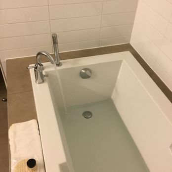 Warwick Le Crystal - Prepare to take a bath in an hour at this fill rate. - Hotels Near Me - Montreal, Quebec