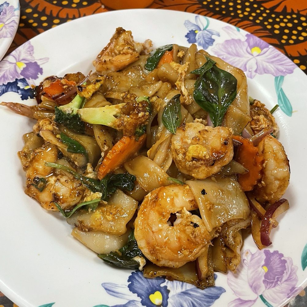 Ghin Khao Eat Rice - Pad kee mao - Thai Near Me - Chicago, Illinois Ghin Khao Eat Rice - Pad kee mao - Thai Near Me - Chicago, Illinois