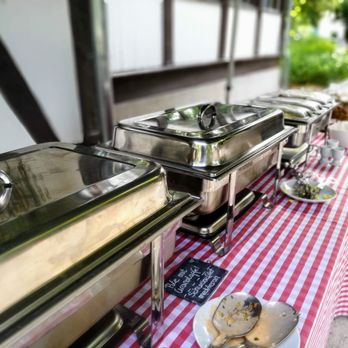 Schweizer Milchhäuschen - Das vor dem Haus aufgebaute Buffet ist übersichtlich, aber wertig - Cafes Near Me - Bad Nauheim, HE