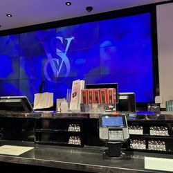Victoria's Secret & PINK - Cashier