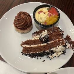 Annayu - Buffet for delayed flight passengers: Black forrest cake, orange chocolate tart, fruit custard