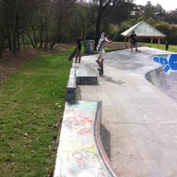 Webster Road Skate Park - Wax them grinds.