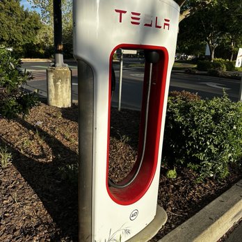 Tesla Supercharger - Davis - Loud fan going.  Didn't know they had those but it makes sense. - EV Charging Stations Near Me - Davis, California