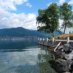 Kjørnes Camping - Crystal clear water and picnic tables at the campground!