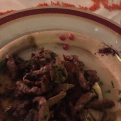 Nayla - Geschnetzeltes Lamm auf Hummus mit geheimer Soße vom Chef.