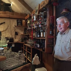 Ma Murphys - Bill in front of bar in lovely back room.