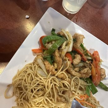 Pho Mama - FRIED 23. Garlic Noodle with Lemongrass Chicken - Vietnamese Near Me - Union City, California Pho Mama - FRIED 23. Garlic Noodle with Lemongrass Chicken - Vietnamese Near Me - Union City, California