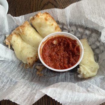 Carlyle Brewing - Cheesy garlic bread - Breweries Near Me - Rockford, Illinois Carlyle Brewing - Cheesy garlic bread - Breweries Near Me - Rockford, Illinois