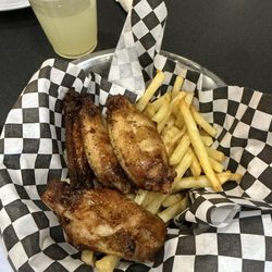 Bergheim Pizza Company - Kids wings lemon pepper