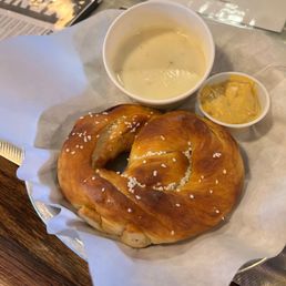 Pretzel w/beer cheese & mustard