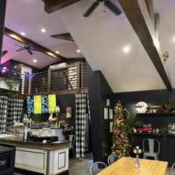Weezer's Sweet Chicken and Waffles - Restaurant interior