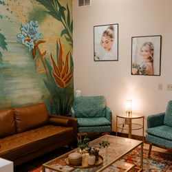 Razmataz Salon - Our waiting area