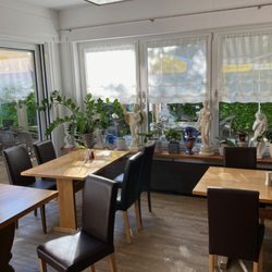 Restraurant Athen - Restaurant von innen mit Sicht auf die Terrasse