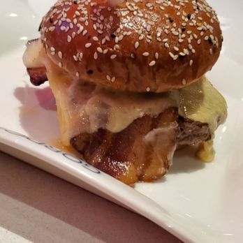 Gordon Ramsay Burger Las Vegas - Farmhouse burger - Burgers Near Me - Las Vegas, Nevada Gordon Ramsay Burger Las Vegas - Farmhouse burger - Burgers Near Me - Las Vegas, Nevada