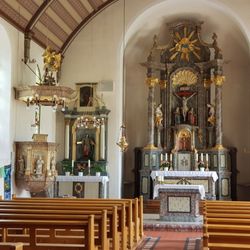 St. Josef Kirche - Altar, Nebenaltare und Kanzel